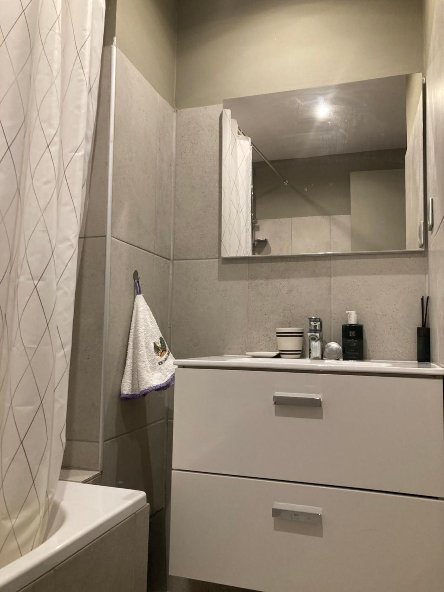 West Cosy Flat Balcony, Near Airport, Train, Beach, Public Transport, Supermarket, Comfortable And Well Equipped Appartamento