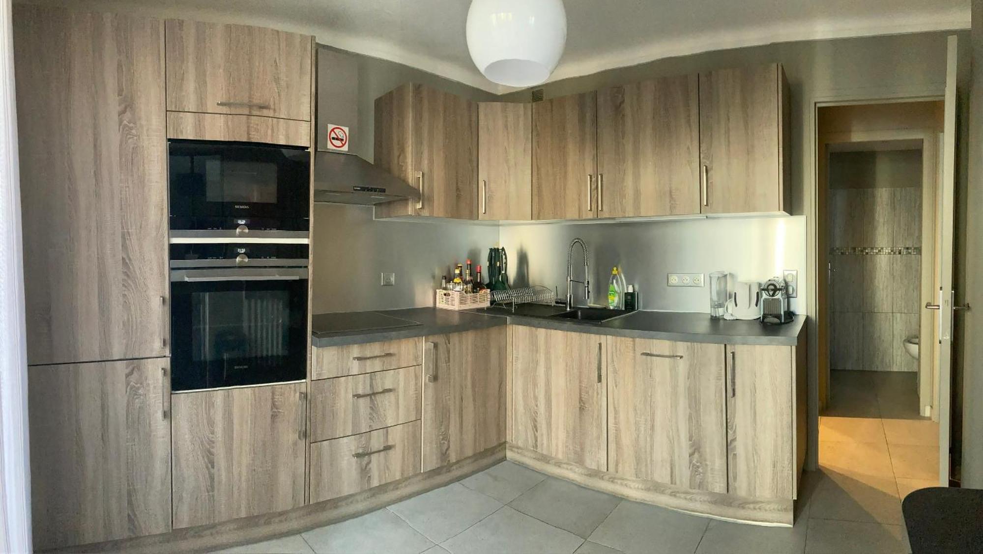 West Cosy Flat Balcony, Near Airport, Train, Beach, Public Transport, Supermarket, Comfortable And Well Equipped Appartamento *