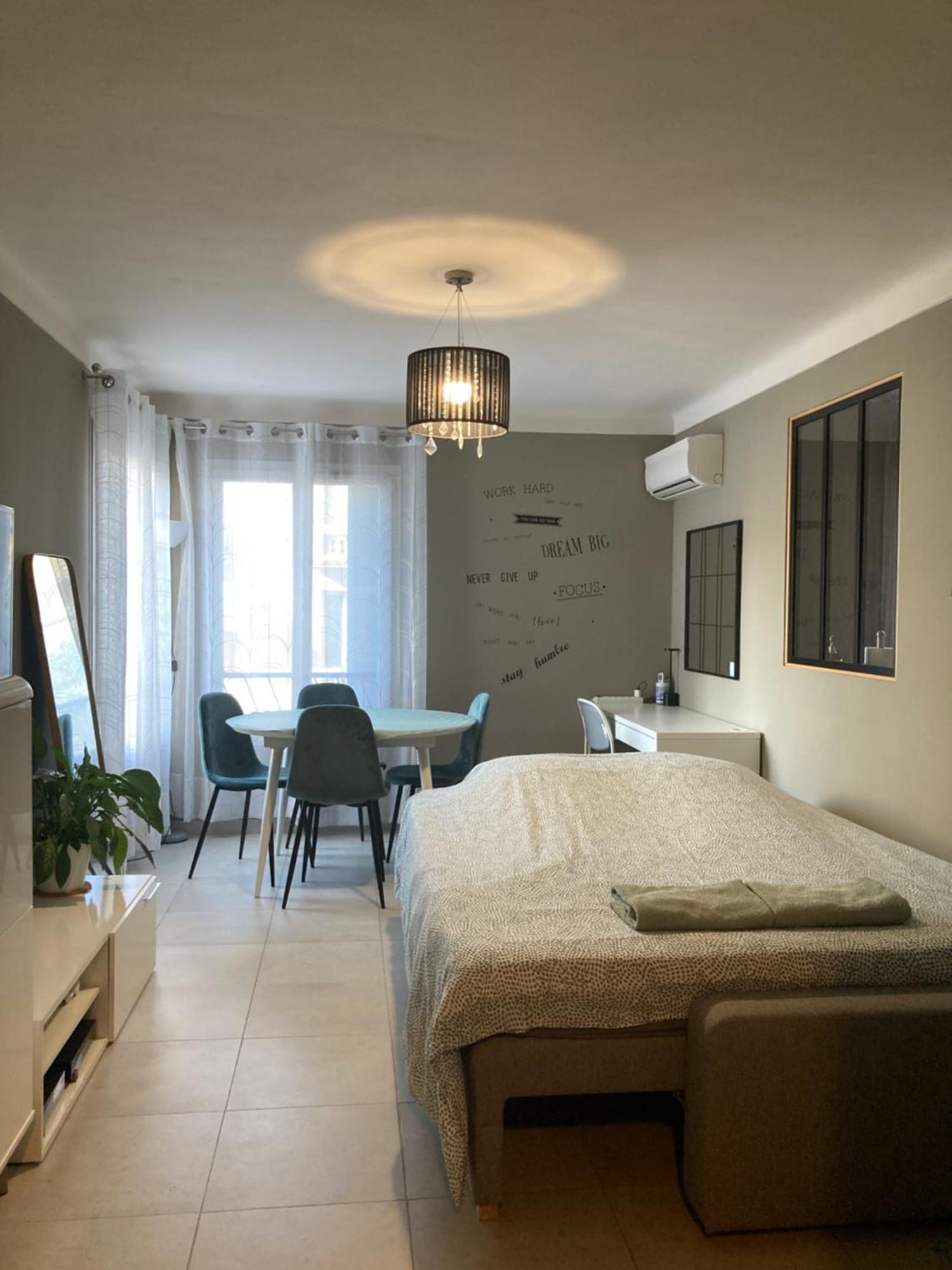 Apartment West Cosy Flat Balcony, Near Airport, Train, Beach, Public Transport, Supermarket, Comfortable And Well Equipped